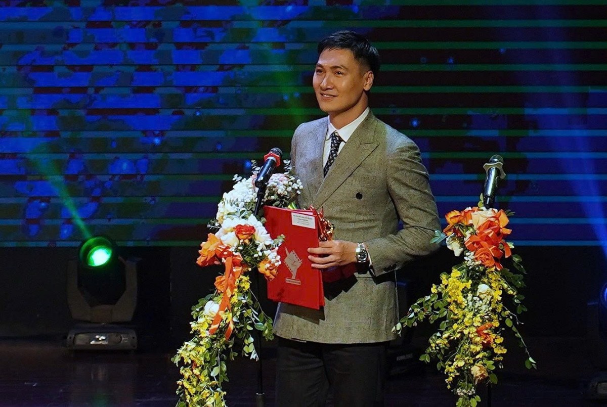 'Mưa đỏ' tiếp tục 'càn quét' giải thưởng tại Lễ trao giải Cánh diều 2025, chiến thắng được chia đều cho tất cả!