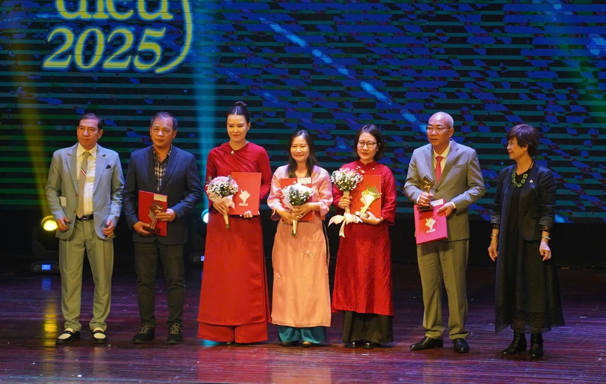 'Mưa đỏ' tiếp tục 'càn quét' giải thưởng tại Lễ trao giải Cánh diều 2025, chiến thắng được chia đều cho tất cả!