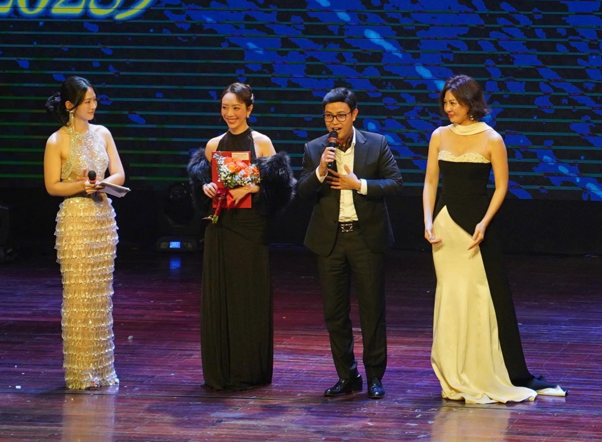 'Mưa đỏ' tiếp tục 'càn quét' giải thưởng tại Lễ trao giải Cánh diều 2025, chiến thắng được chia đều cho tất cả!