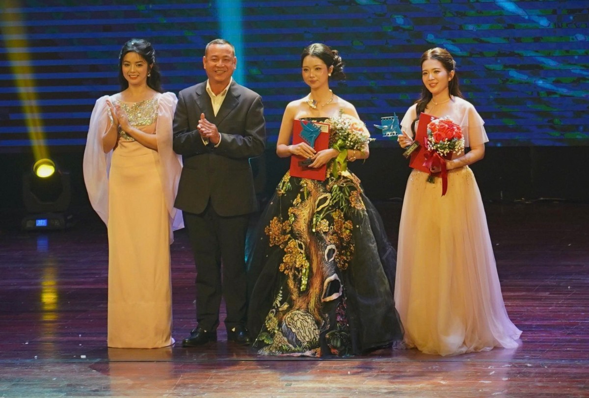 'Mưa đỏ' tiếp tục 'càn quét' giải thưởng tại Lễ trao giải Cánh diều 2025, chiến thắng được chia đều cho tất cả!