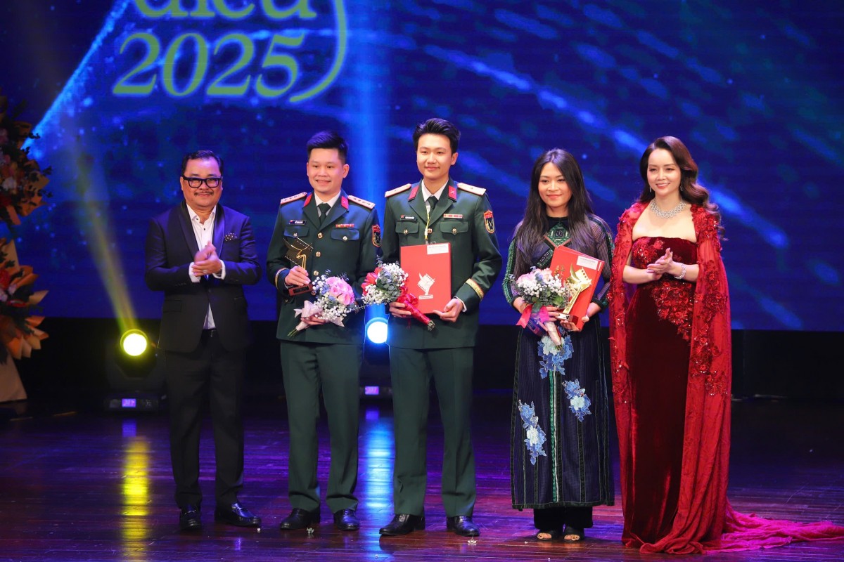 'Mưa đỏ' tiếp tục 'càn quét' giải thưởng tại Lễ trao giải Cánh diều 2025, chiến thắng được chia đều cho tất cả!
