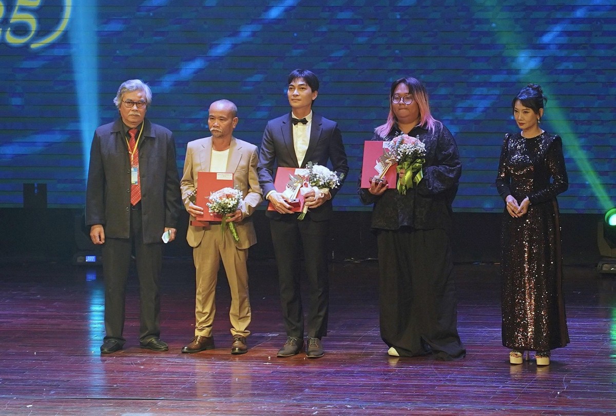 'Mưa đỏ' tiếp tục 'càn quét' giải thưởng tại Lễ trao giải Cánh diều 2025, chiến thắng được chia đều cho tất cả!