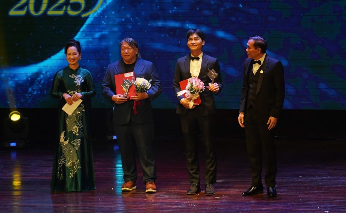 'Mưa đỏ' tiếp tục 'càn quét' giải thưởng tại Lễ trao giải Cánh diều 2025, chiến thắng được chia đều cho tất cả!