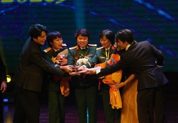 'Mưa đỏ' tiếp tục 'càn quét' giải thưởng tại Lễ trao giải Cánh diều 2025, chiến thắng được chia đều cho tất cả!