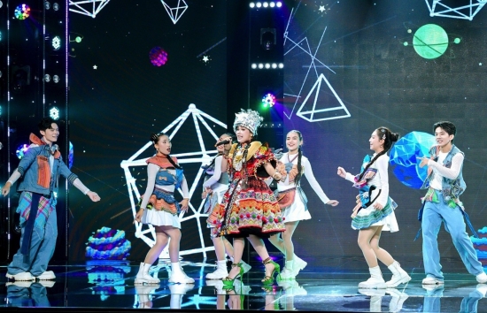 'Tỏa sáng sao đôi 2026': Trân Oanh hóa thôn nữ vùng cao, vừa hát vừa trình diễn vũ đạo, giành trọn điểm 10 của ba giám khảo