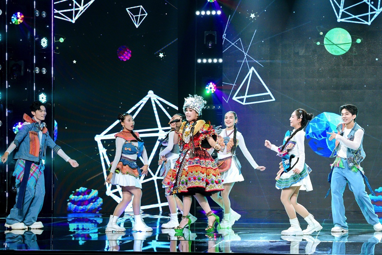 'Tỏa sáng sao đôi 2026': Trân Oanh hóa thôn nữ vùng cao, vừa hát vừa trình diễn vũ đạo, giành trọn điểm 10 của ba giám khảo