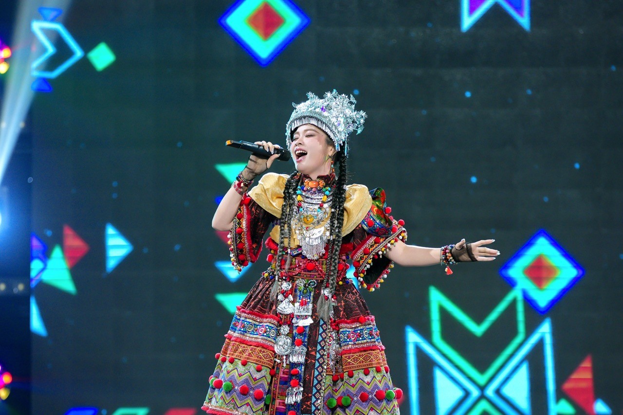 'Tỏa sáng sao đôi 2026': Trân Oanh hóa thôn nữ vùng cao, vừa hát vừa trình diễn vũ đạo, giành trọn điểm 10 của ba giám khảo