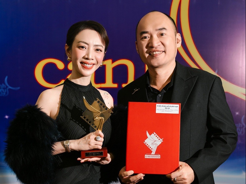 Hiếm có ai như Thu Trang: Hôm trước ẵm giải đạo diễn, hôm sau nhận luôn giải Cánh diều vàng ở vai trò diễn viên