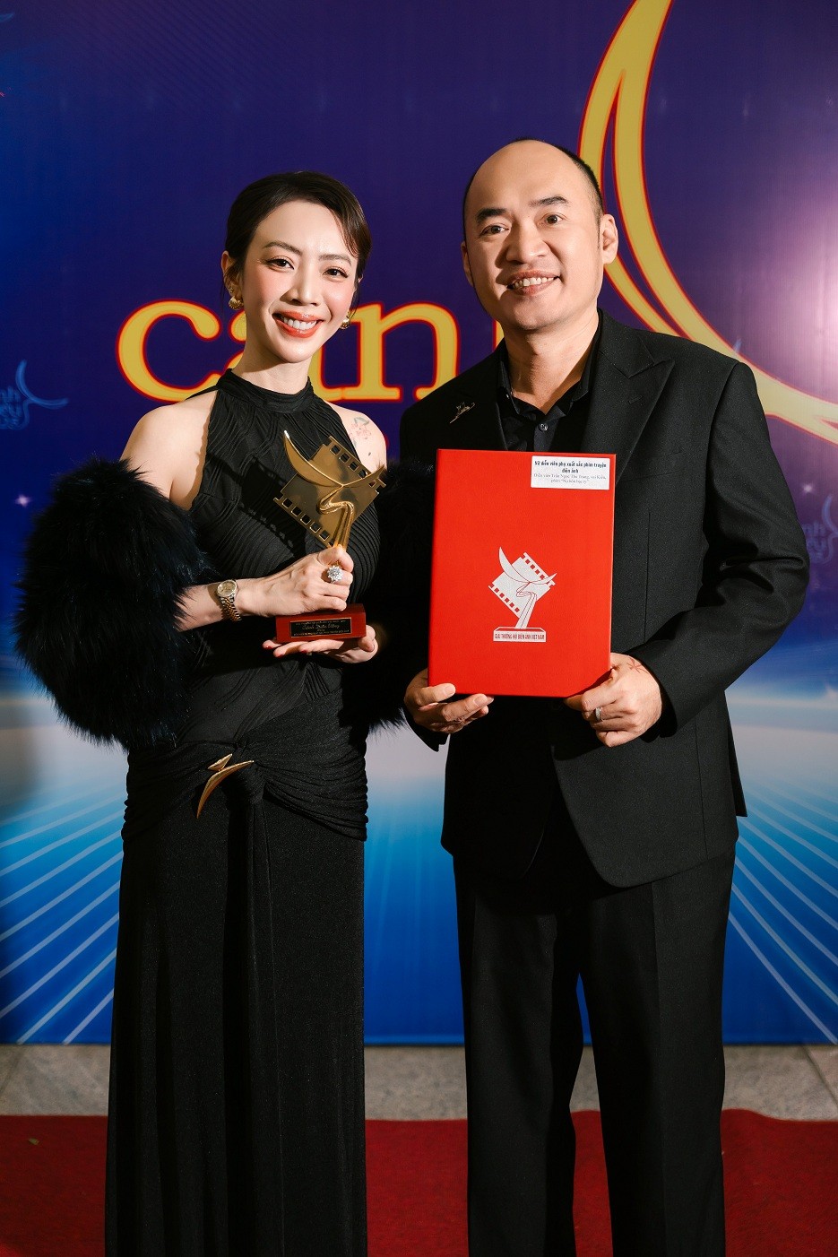 Hiếm có ai như Thu Trang: Hôm trước ẵm giải đạo diễn, hôm sau nhận luôn giải Cánh diều vàng ở vai trò diễn viên