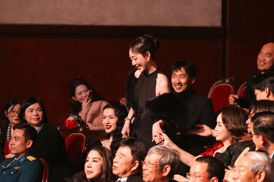 Hiếm có ai như Thu Trang: Hôm trước ẵm giải đạo diễn, hôm sau nhận luôn giải Cánh diều vàng ở vai trò diễn viên