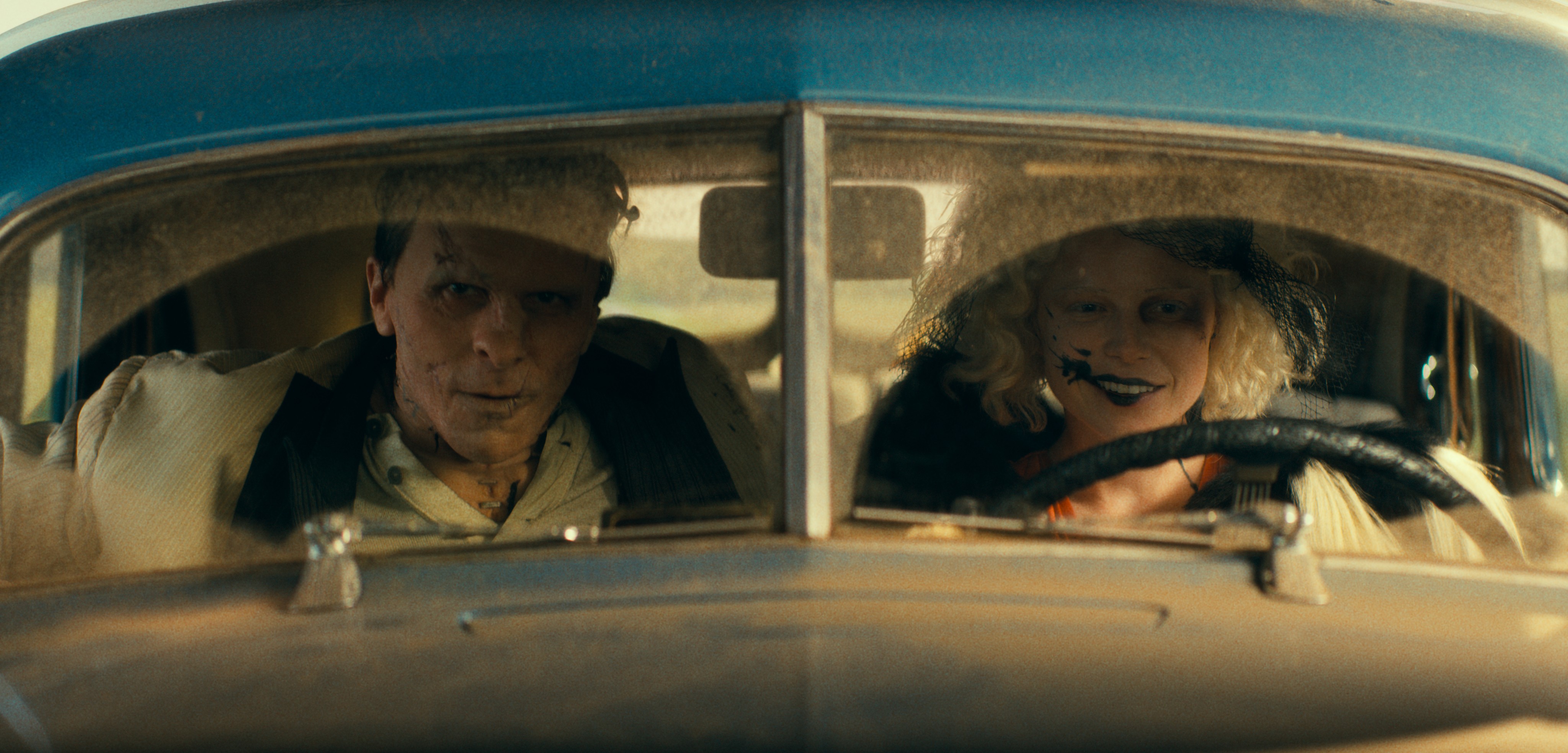 Bom tấn mới từ Warner Bros. mang một góc nhìn mới 'điên dại' hơn về cô dâu của quái vật Frankenstein