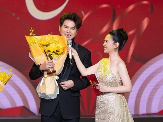 Vừa trở về từ Lễ trao giải Cánh diều 2025, Vũ Mạnh Cường được chọn dẫn Lễ trao giải Mai vàng lần thứ 31