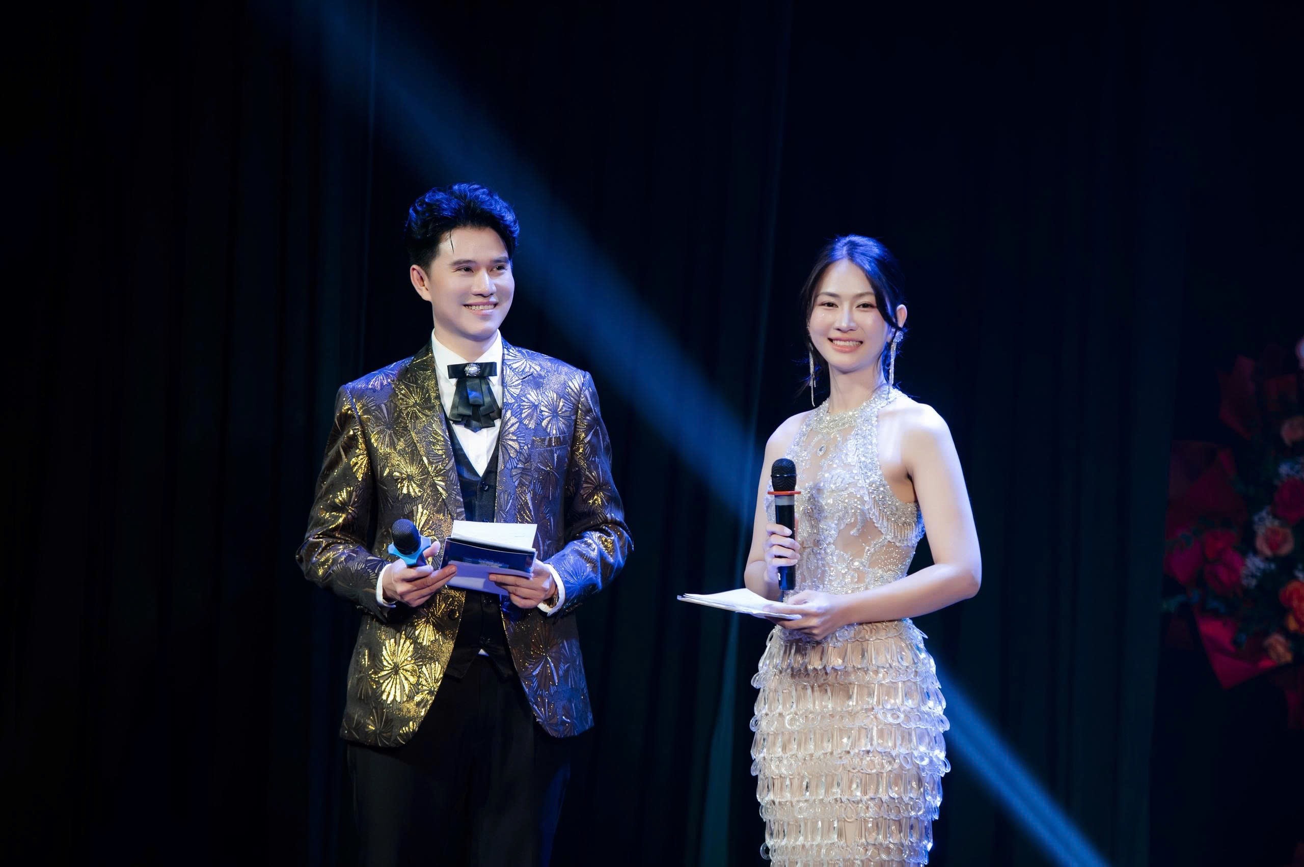 Vừa trở về từ Lễ trao giải Cánh diều 2025, Vũ Mạnh Cường được chọn dẫn Lễ trao giải Mai vàng lần thứ 31