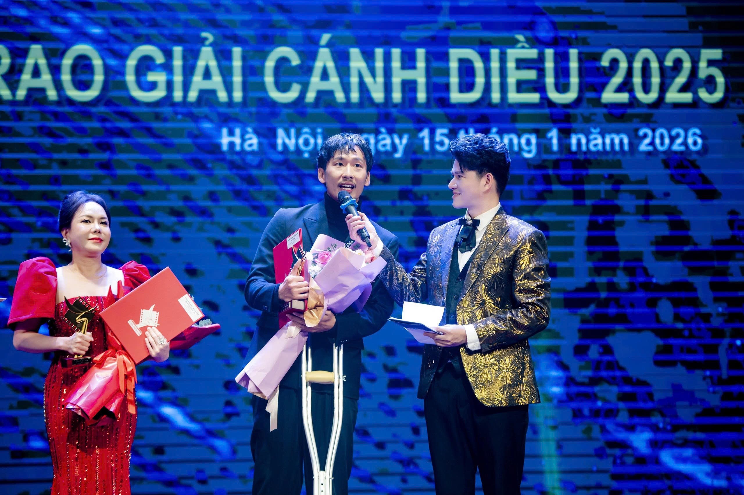 Vừa trở về từ Lễ trao giải Cánh diều 2025, Vũ Mạnh Cường được chọn dẫn Lễ trao giải Mai vàng lần thứ 31