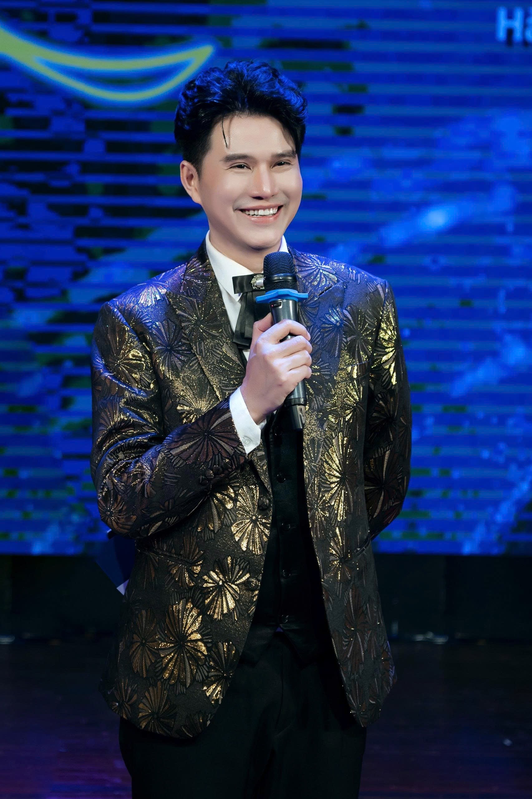 Vừa trở về từ Lễ trao giải Cánh diều 2025, Vũ Mạnh Cường được chọn dẫn Lễ trao giải Mai vàng lần thứ 31