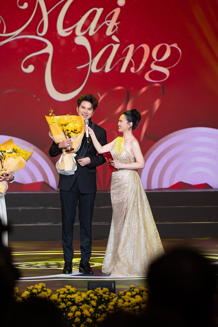 Vừa trở về từ Lễ trao giải Cánh diều 2025, Vũ Mạnh Cường được chọn dẫn Lễ trao giải Mai vàng lần thứ 31
