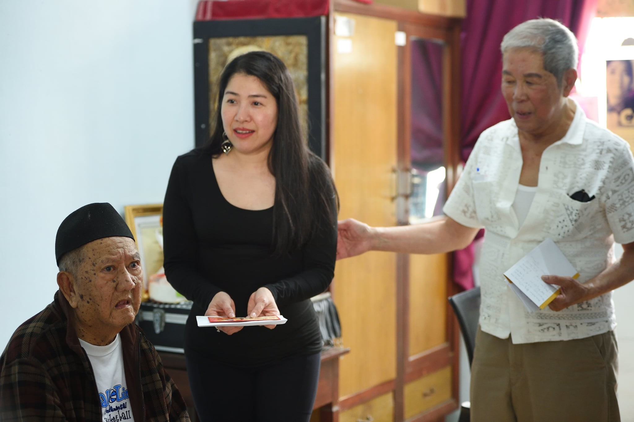 Hoa hậu Phương Vũ được nghệ sĩ Mạc Can đòi… hôn!