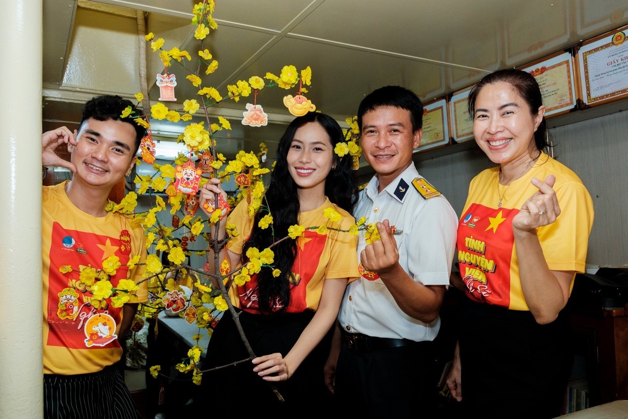 Đội Tình nguyện viên nghệ sĩ lan tỏa mùa xuân yêu thương trong chiến dịch 'Xuân tình nguyện 2026' của Thành Đoàn TP. HCM