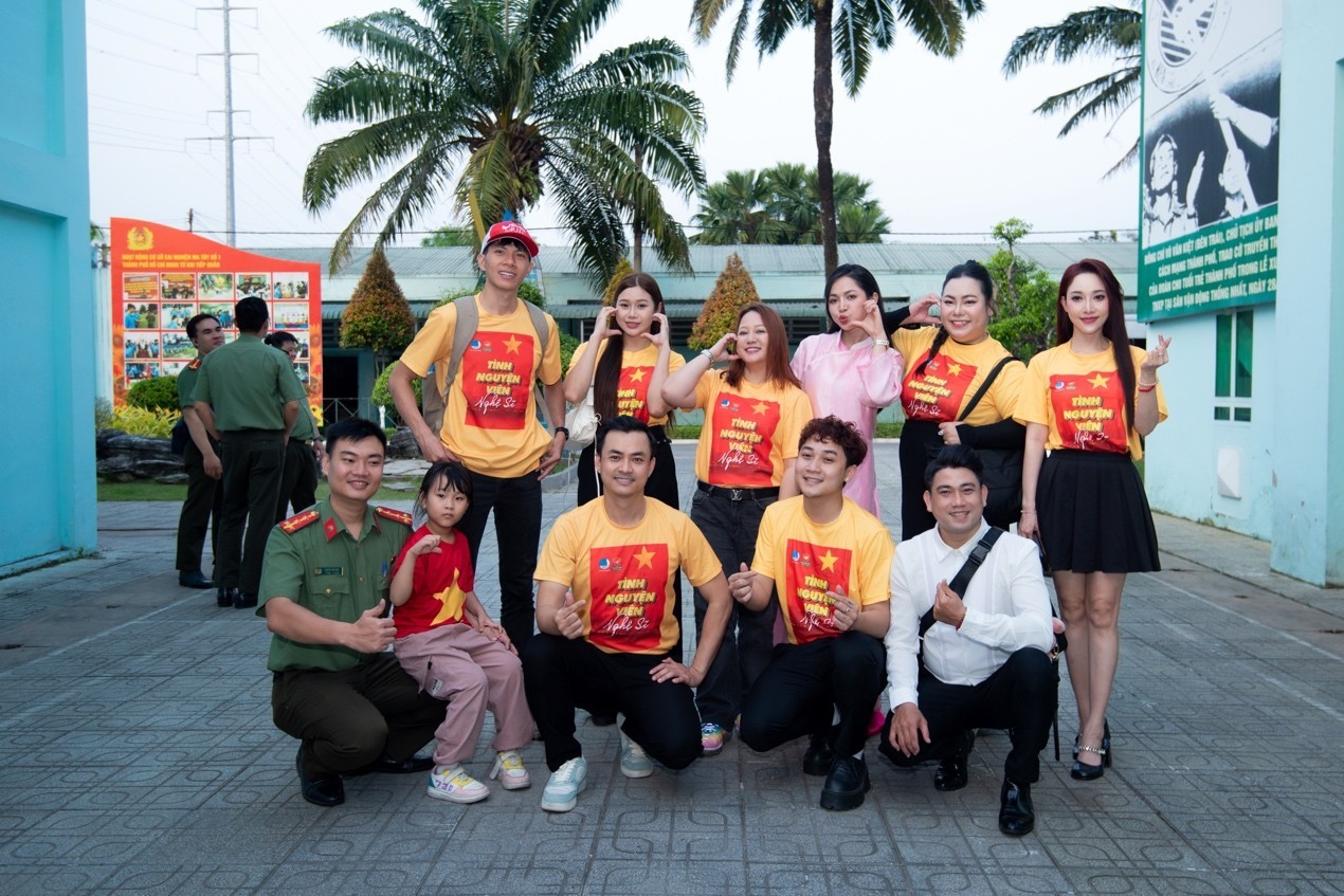 Đội Tình nguyện viên nghệ sĩ lan tỏa mùa xuân yêu thương trong chiến dịch 'Xuân tình nguyện 2026' của Thành Đoàn TP. HCM