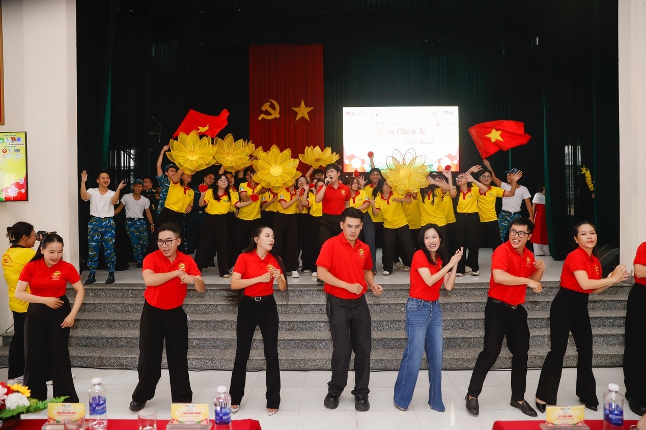 Đội Tình nguyện viên nghệ sĩ lan tỏa mùa xuân yêu thương trong chiến dịch 'Xuân tình nguyện 2026' của Thành Đoàn TP. HCM