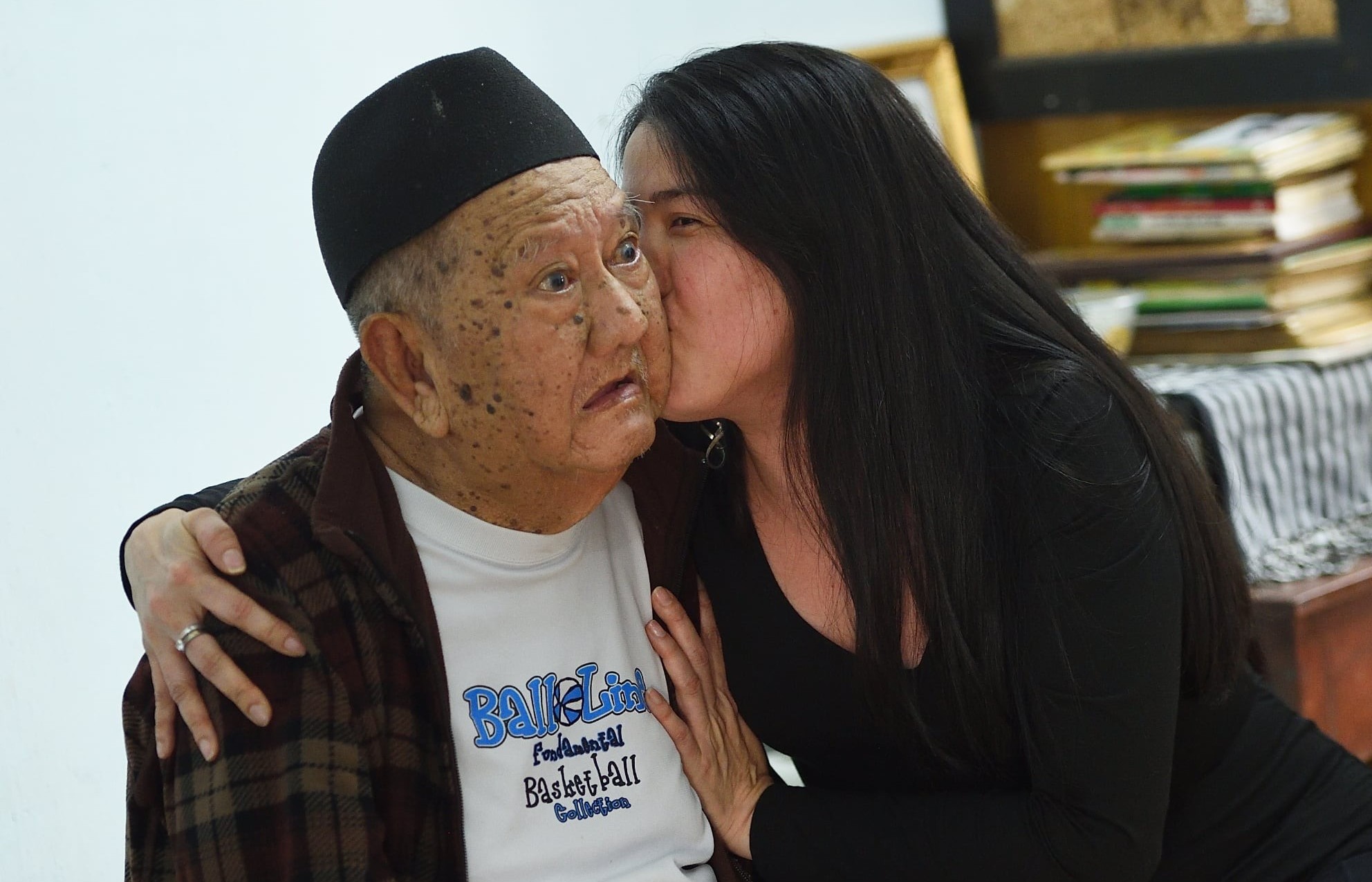 Nghệ sĩ Mạc Can đòi Hoa hậu Phương Vũ… hôn