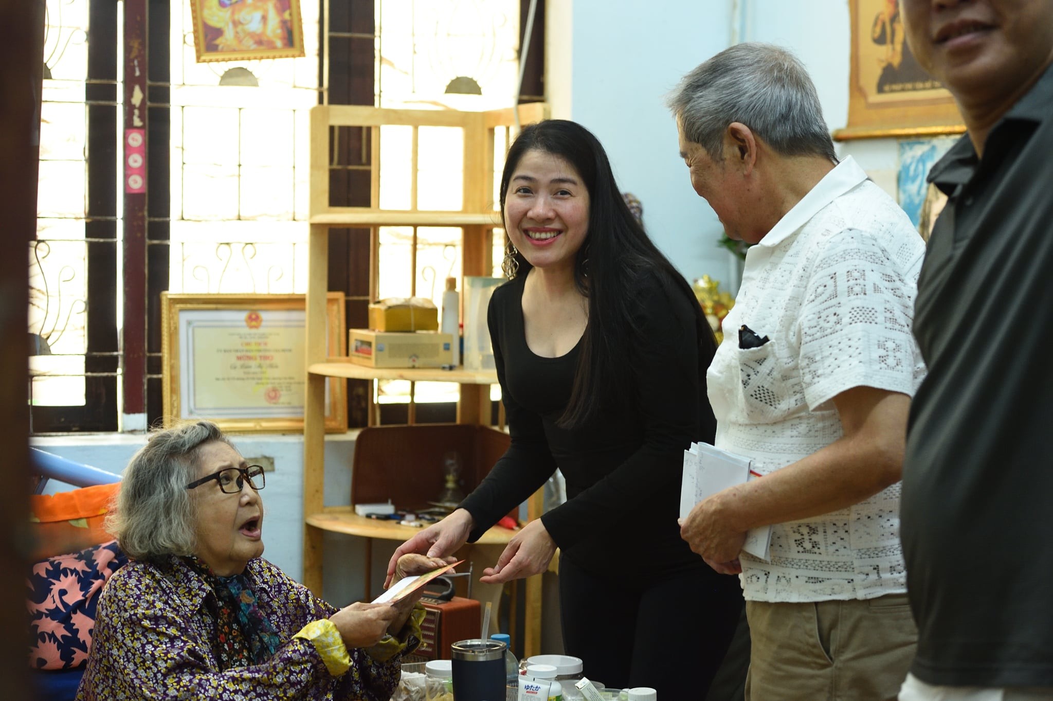 Hoa hậu Phương Vũ được nghệ sĩ Mạc Can đòi… hôn!