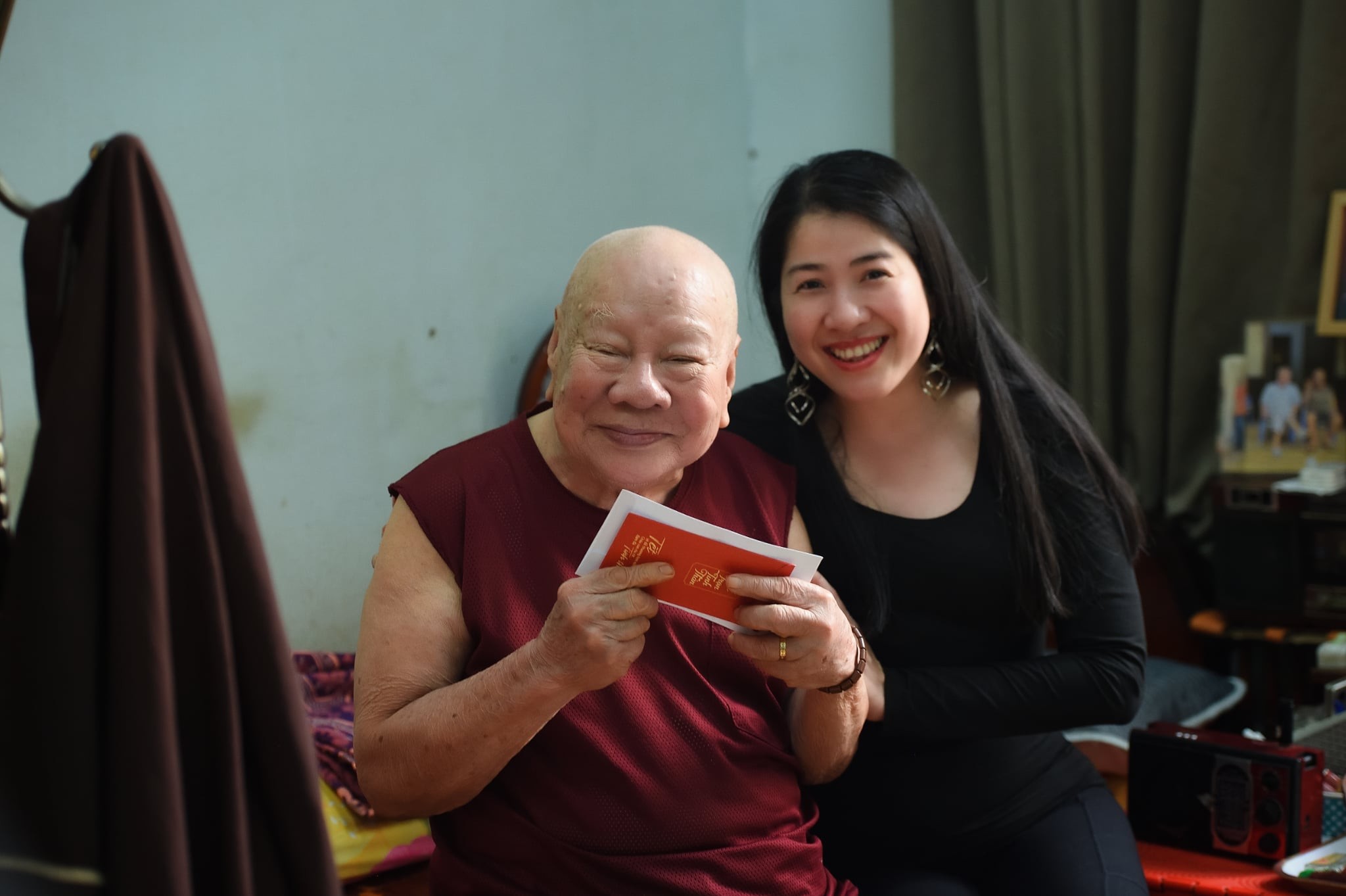 Hoa hậu Phương Vũ được nghệ sĩ Mạc Can đòi… hôn!