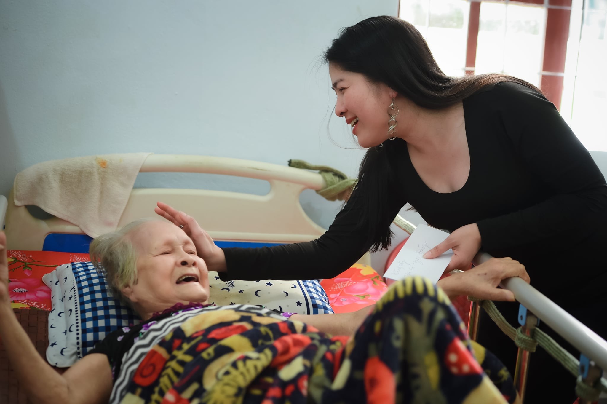 Hoa hậu Phương Vũ được nghệ sĩ Mạc Can đòi… hôn!