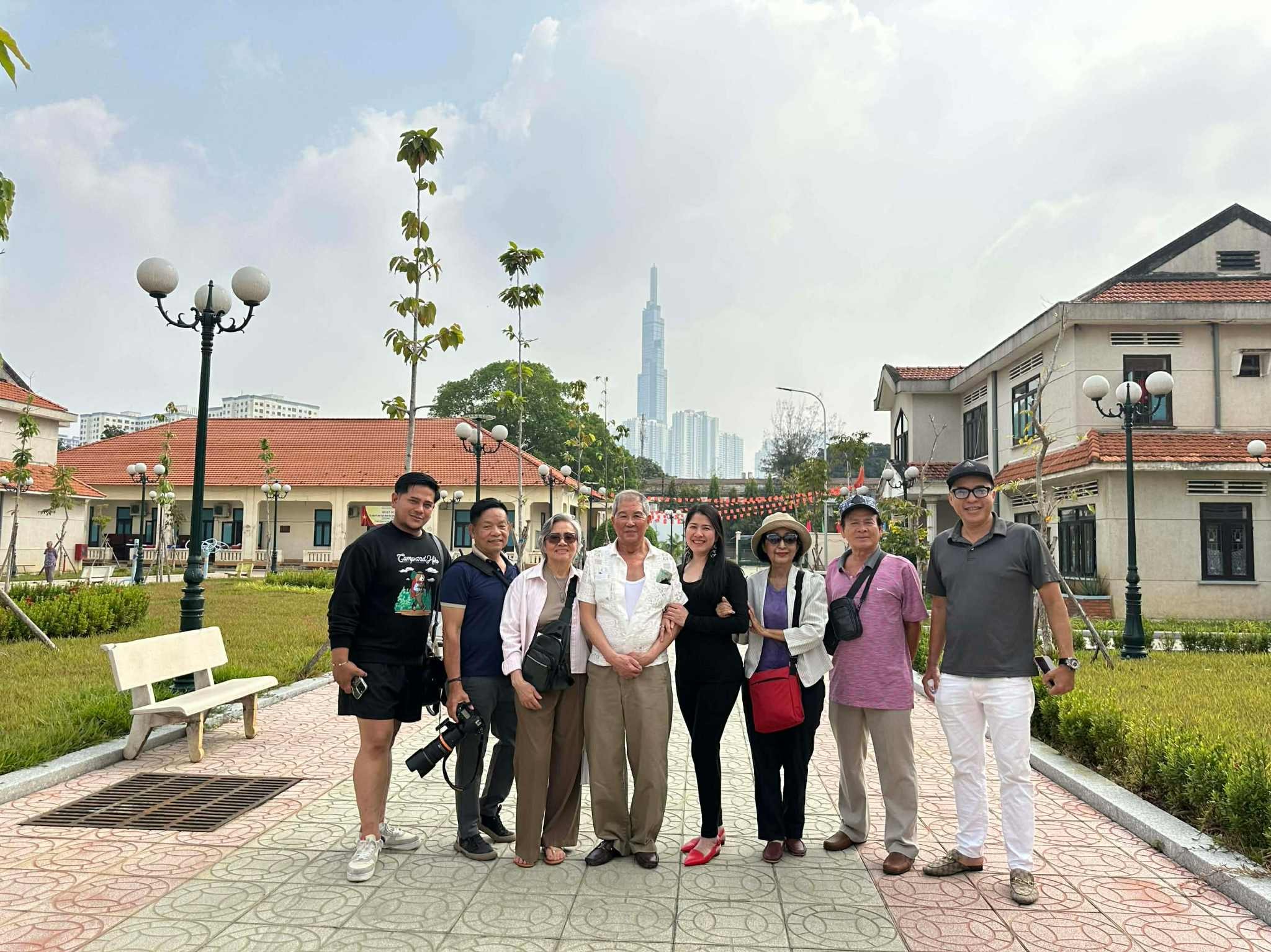 Hoa hậu Phương Vũ được nghệ sĩ Mạc Can đòi… hôn!