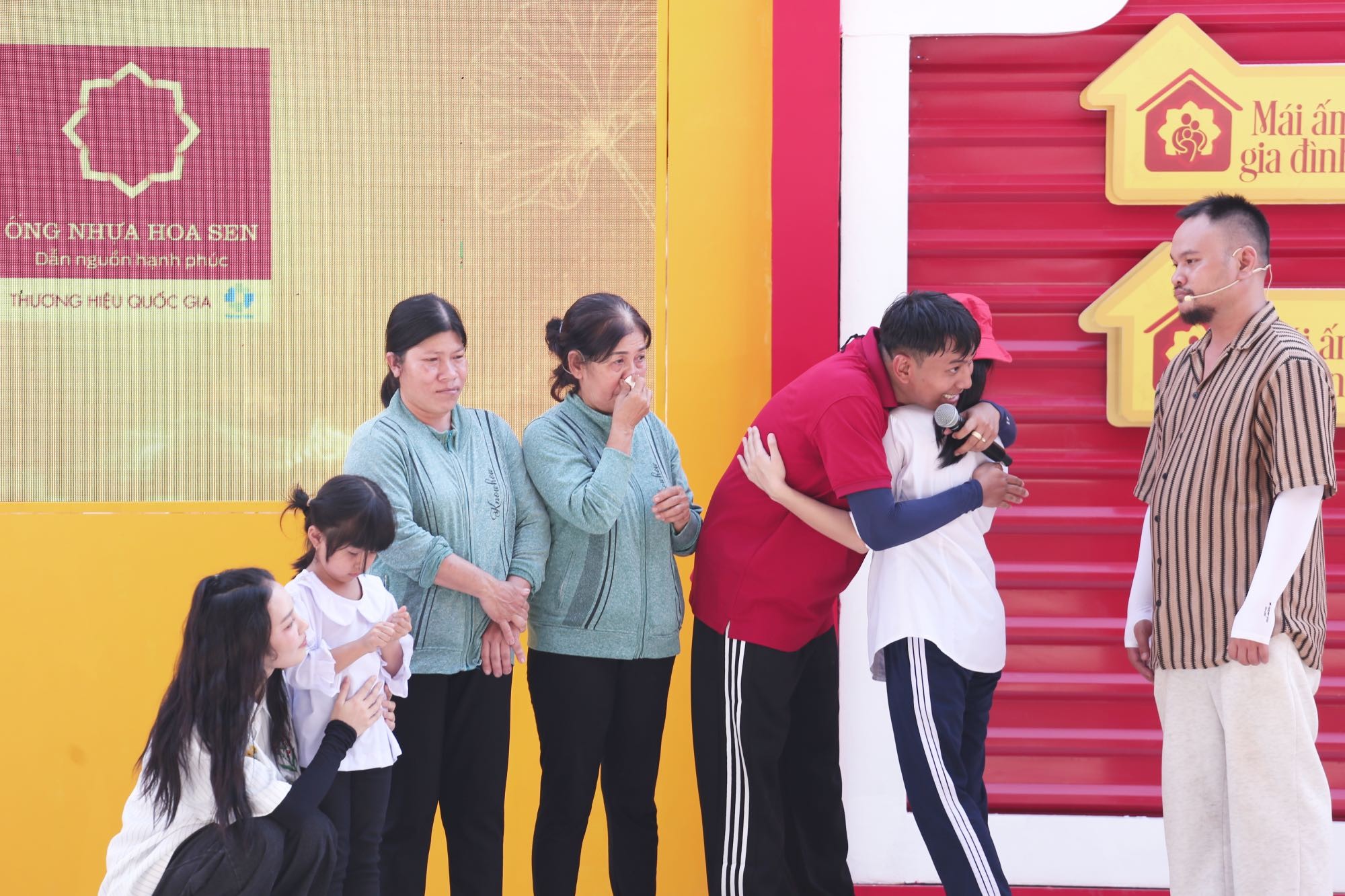 Thái Vũ bật khóc khi lần đầu dẫn dắt chương trình 'Mái ấm gia đình Việt'