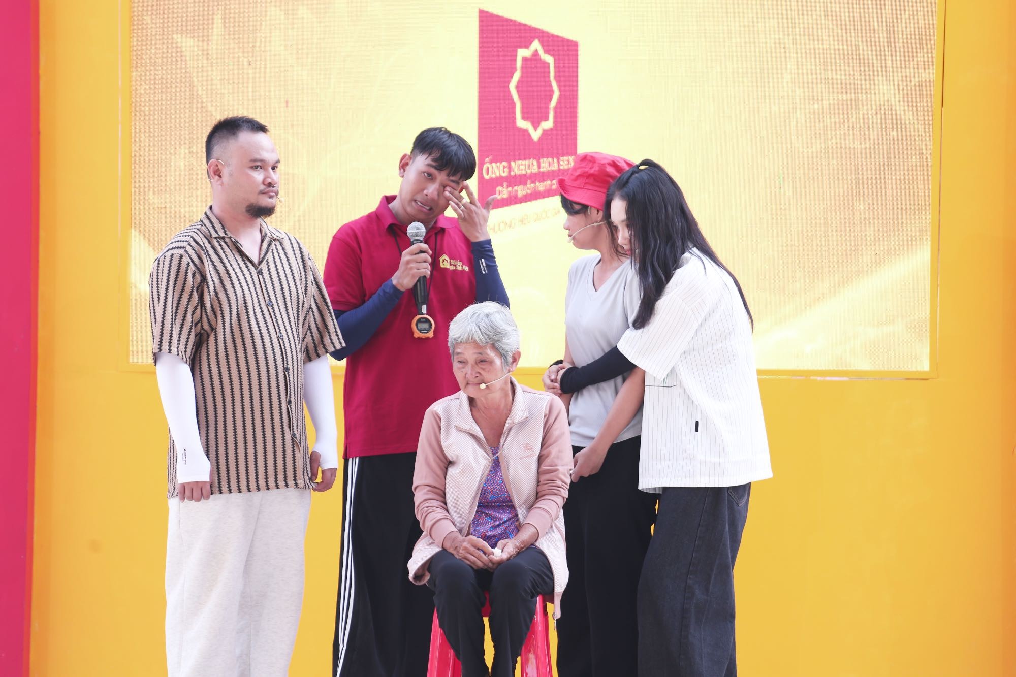 Thái Vũ bật khóc khi lần đầu dẫn dắt chương trình 'Mái ấm gia đình Việt'