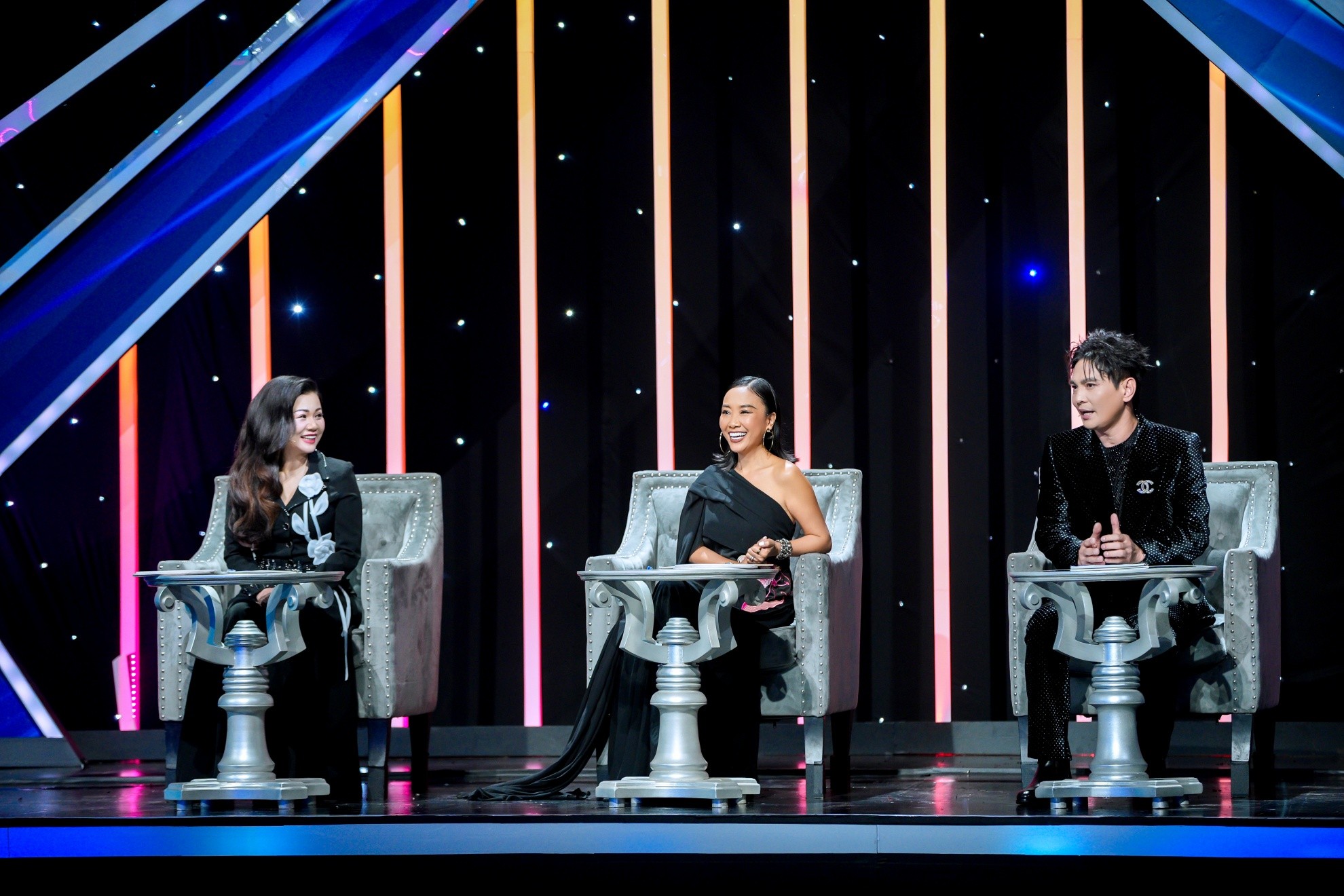 'Tỏa sáng sao đôi 2026': Hồ Khánh Long xuyên không kể chuyện tình buồn da diết, ẵm trọn điểm 10 của Đoan Trang và Dương Hồng Loan