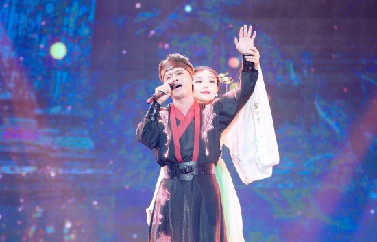 'Tỏa sáng sao đôi 2026': Hồ Khánh Long xuyên không kể chuyện tình buồn da diết, ẵm trọn điểm 10 của Đoan Trang và Dương Hồng Loan