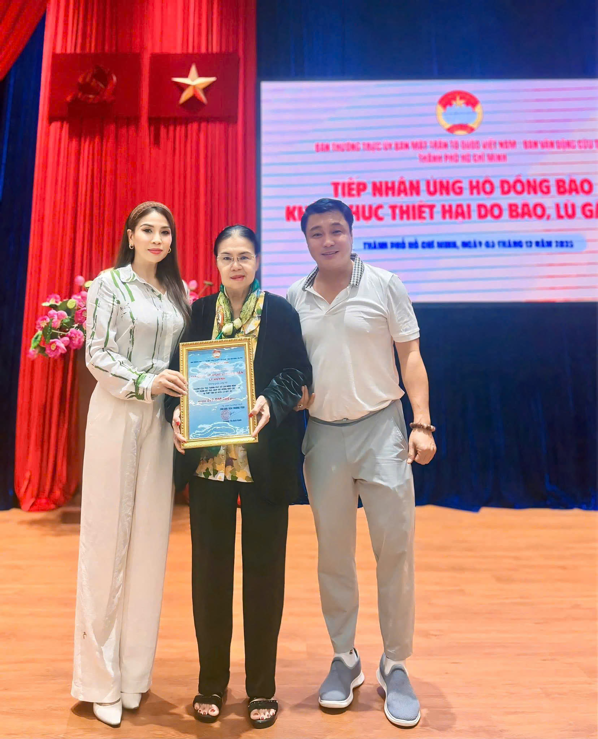 Lý Hương và con gái Jessica Lý: Thời trang áo dài xuân là kết nối cội nguồn