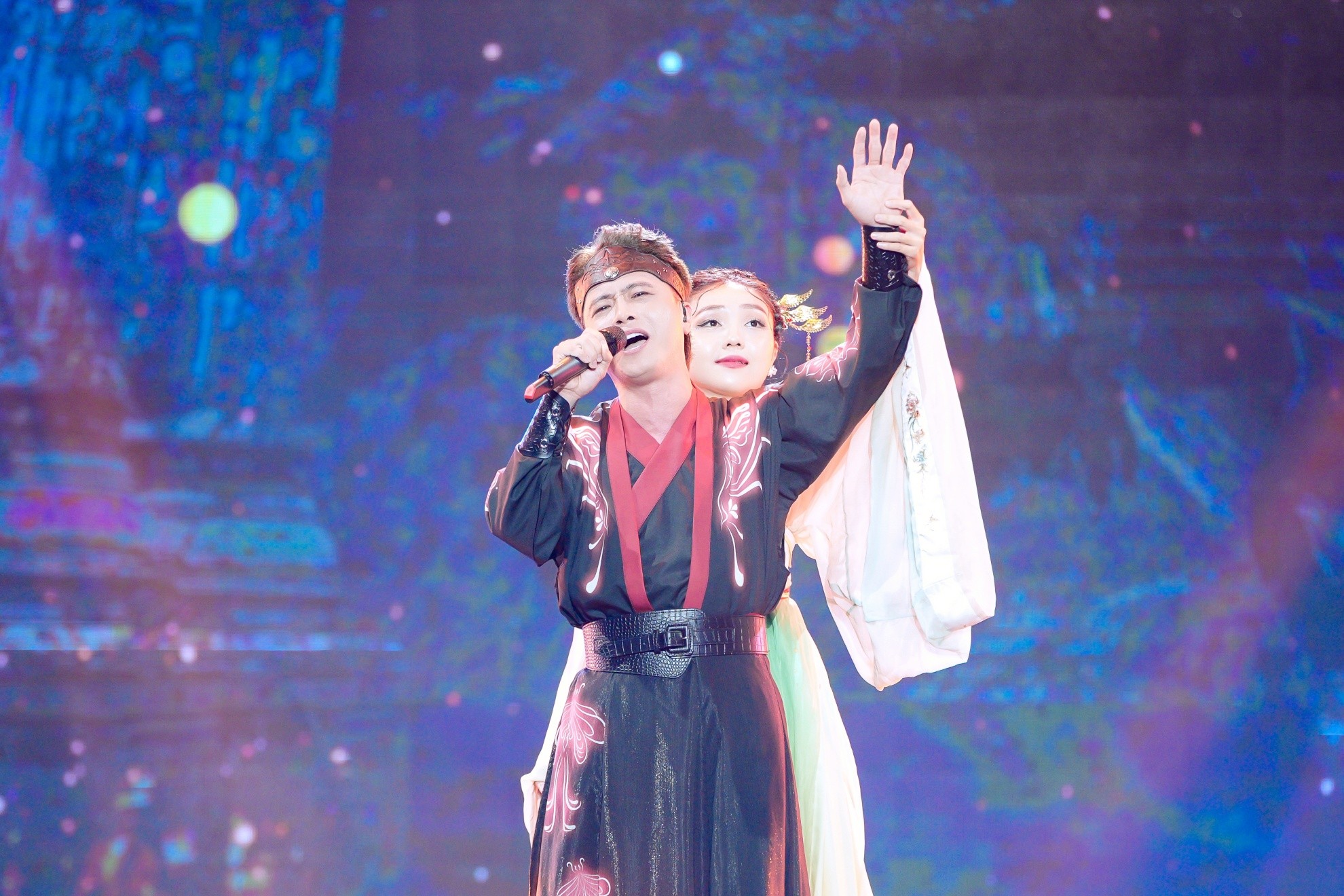 'Tỏa sáng sao đôi 2026': Hồ Khánh Long xuyên không kể chuyện tình buồn da diết, ẵm trọn điểm 10 của Đoan Trang và Dương Hồng Loan