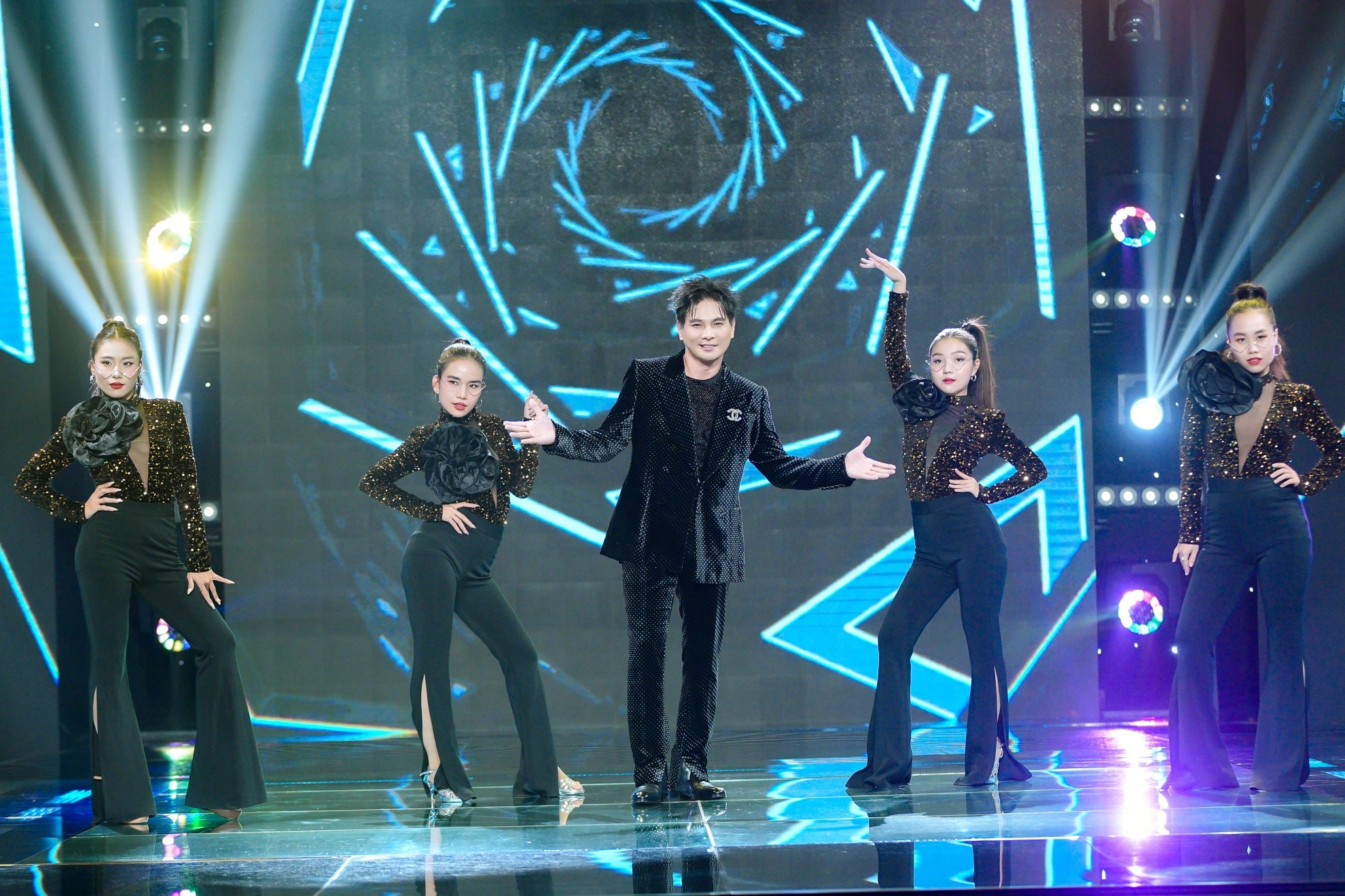 'Tỏa sáng sao đôi 2026': Hồ Khánh Long xuyên không kể chuyện tình buồn da diết, ẵm trọn điểm 10 của Đoan Trang và Dương Hồng Loan