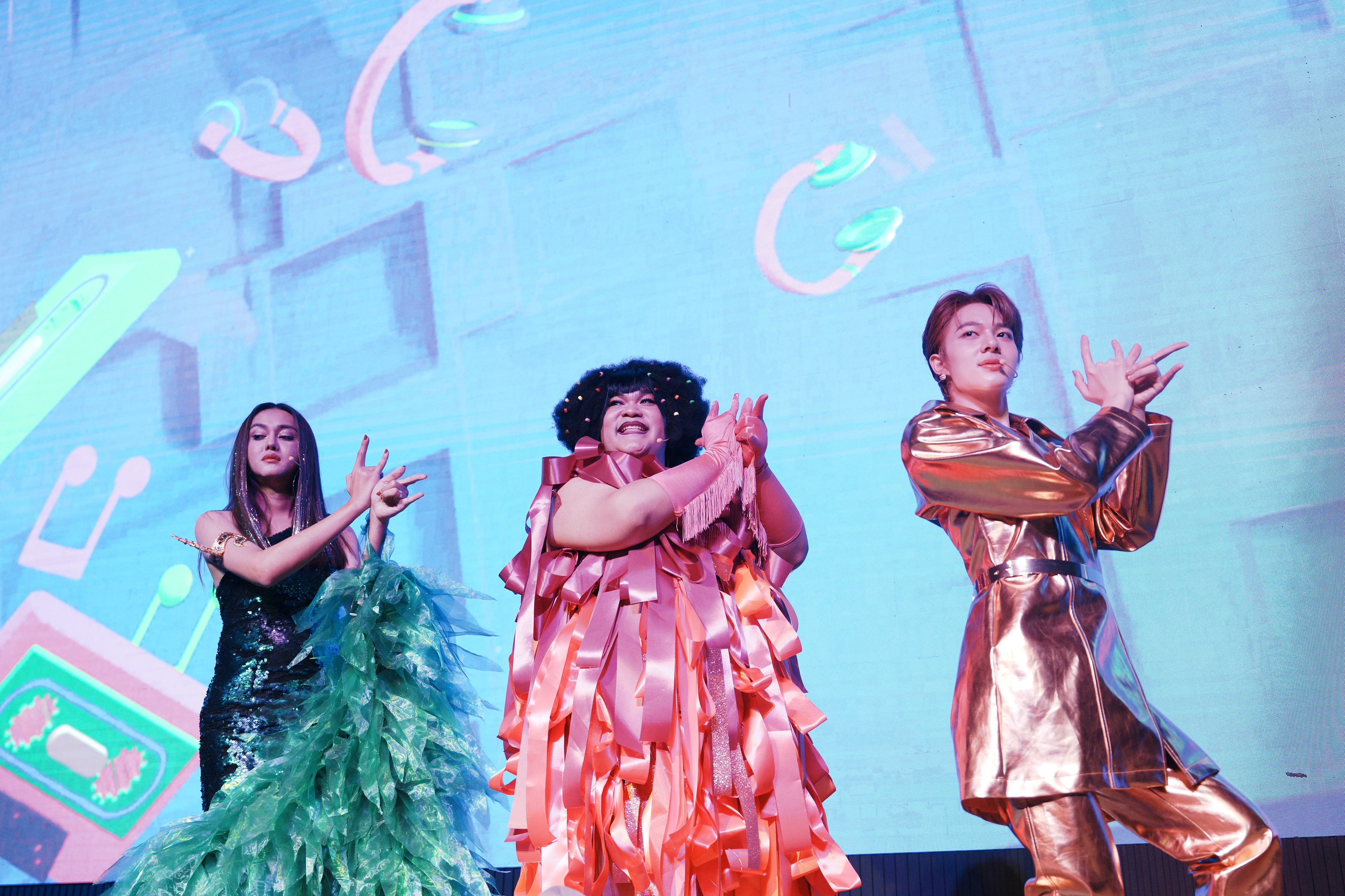 'Người đẹp và quái lạ' tung trailer lồng tiếng hài hước với màn góp giọng hát của Lamoon