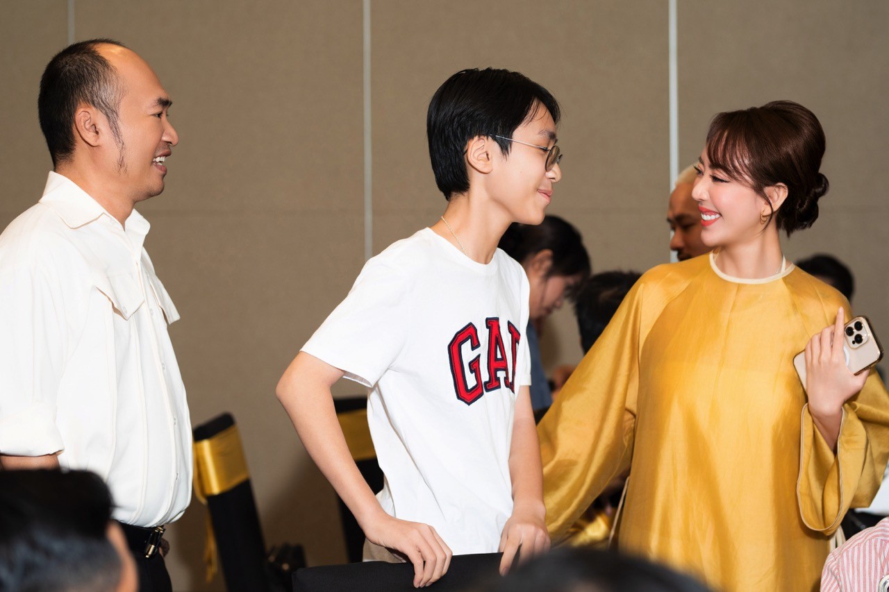 Thu Trang và Tiến Luật tiết lộ về con trai 13 tuổi rưỡi cao 1,78m, sống tình cảm