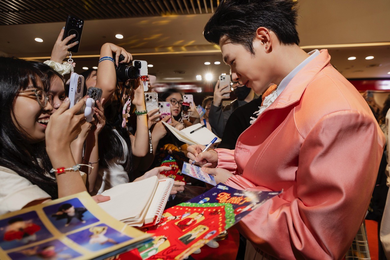 Anh Tú Atus rực rỡ đủ các lĩnh vực trong năm 2025, mở màn 2026 với phim Tết 'Nhà ba tôi một phòng'