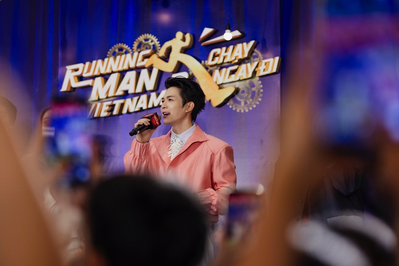 Anh Tú Atus rực rỡ đủ các lĩnh vực trong năm 2025, mở màn 2026 với phim Tết 'Nhà ba tôi một phòng'