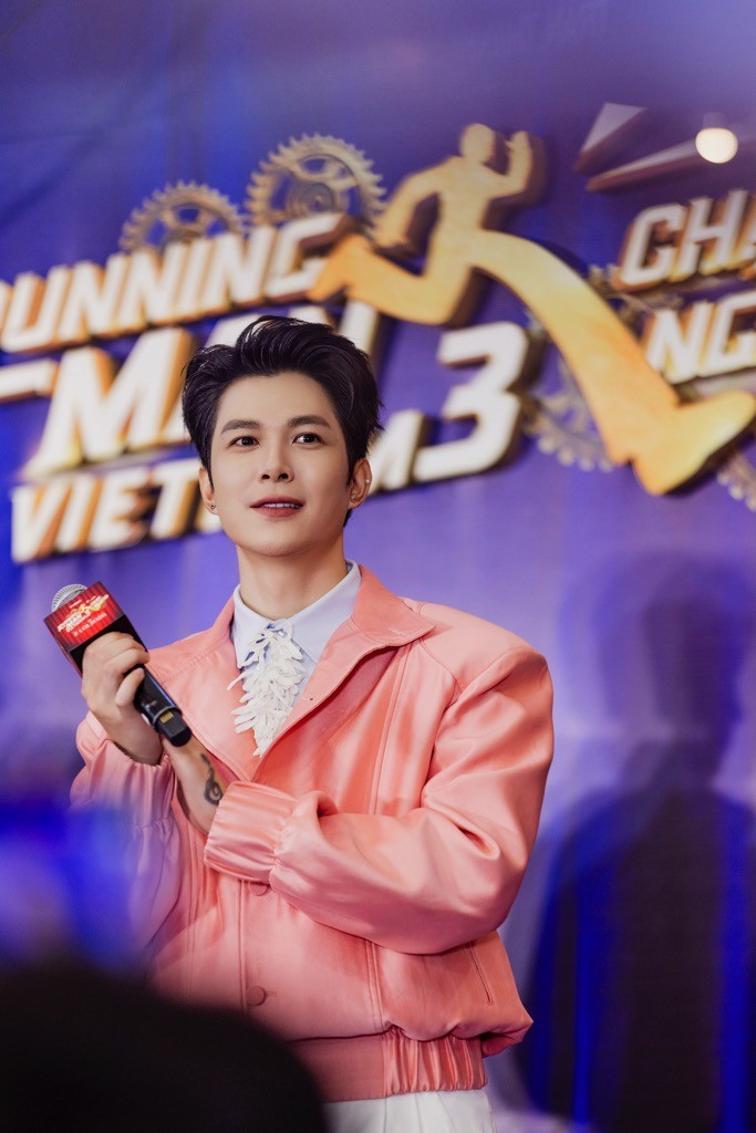 Anh Tú Atus rực rỡ đủ các lĩnh vực trong năm 2025, mở màn 2026 với phim Tết 'Nhà ba tôi một phòng'