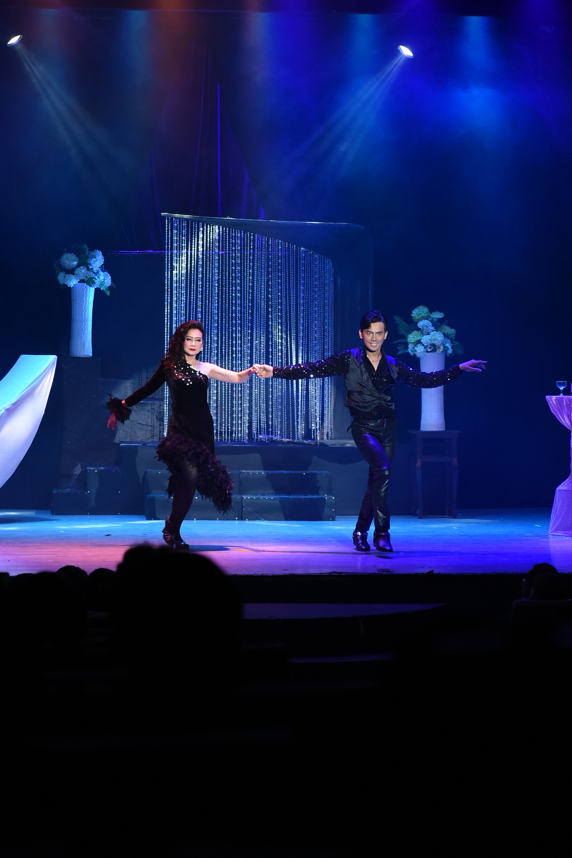 Vừa giành loạt giải thưởng điện ảnh, Việt Hương dành hết tâm huyết cho vở kịch 'Con gái chị Hằng'