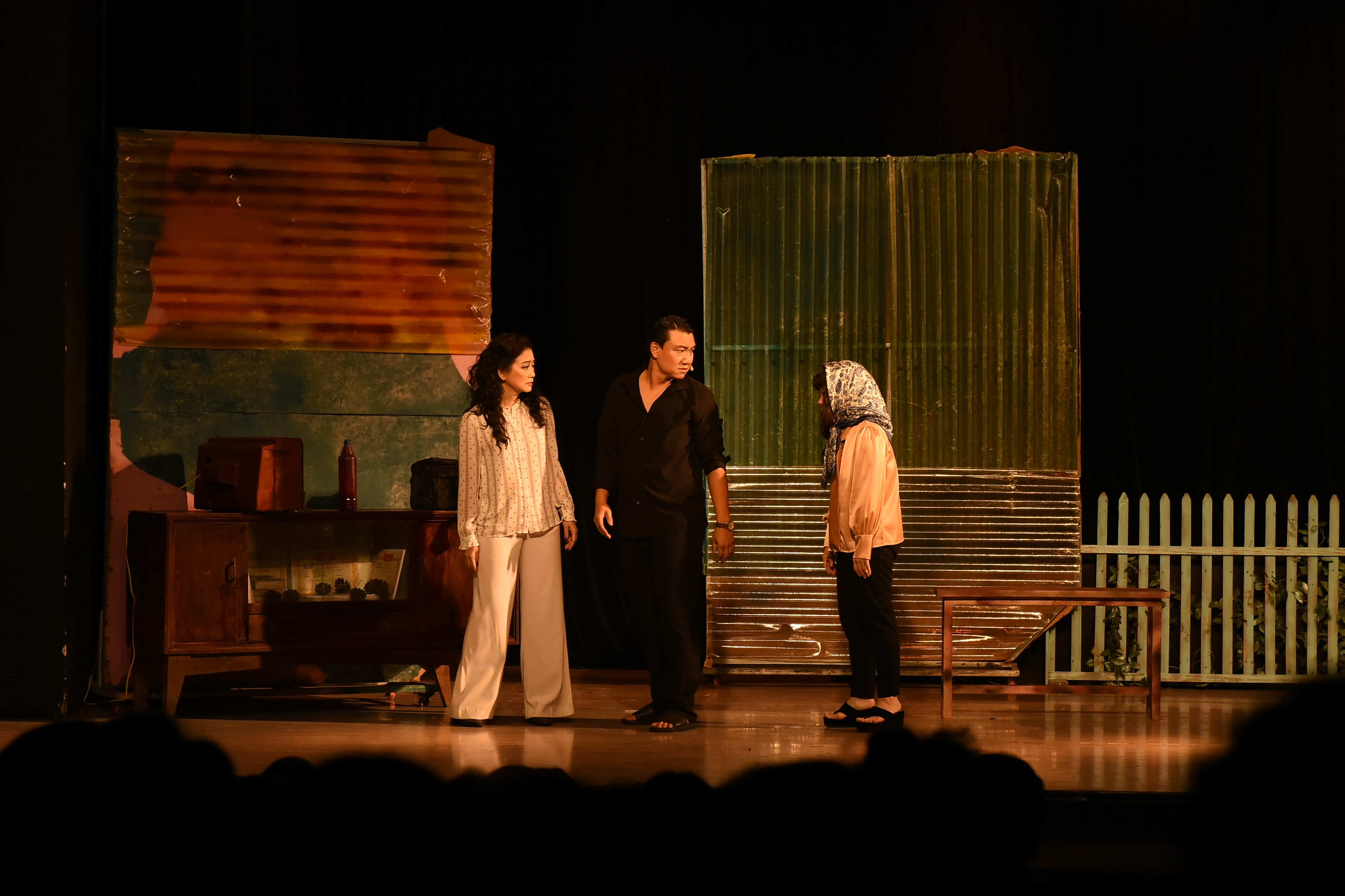 Vừa giành loạt giải thưởng điện ảnh, Việt Hương dành hết tâm huyết cho vở kịch 'Con gái chị Hằng'