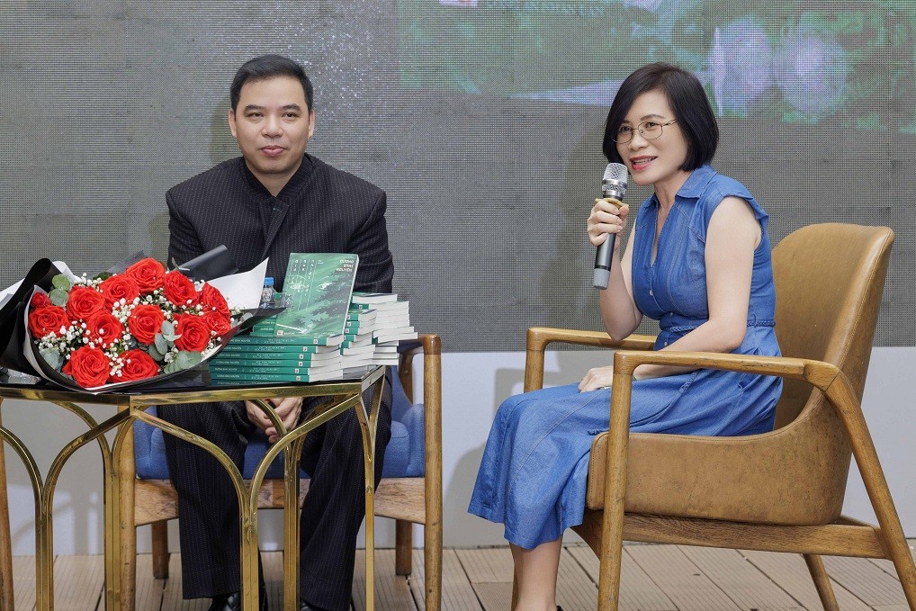 Tăng Thanh Hà bất ngờ xuất hiện tại sự kiện ra mắt tiểu thuyết mới của nhà văn Dương Bình Nguyên