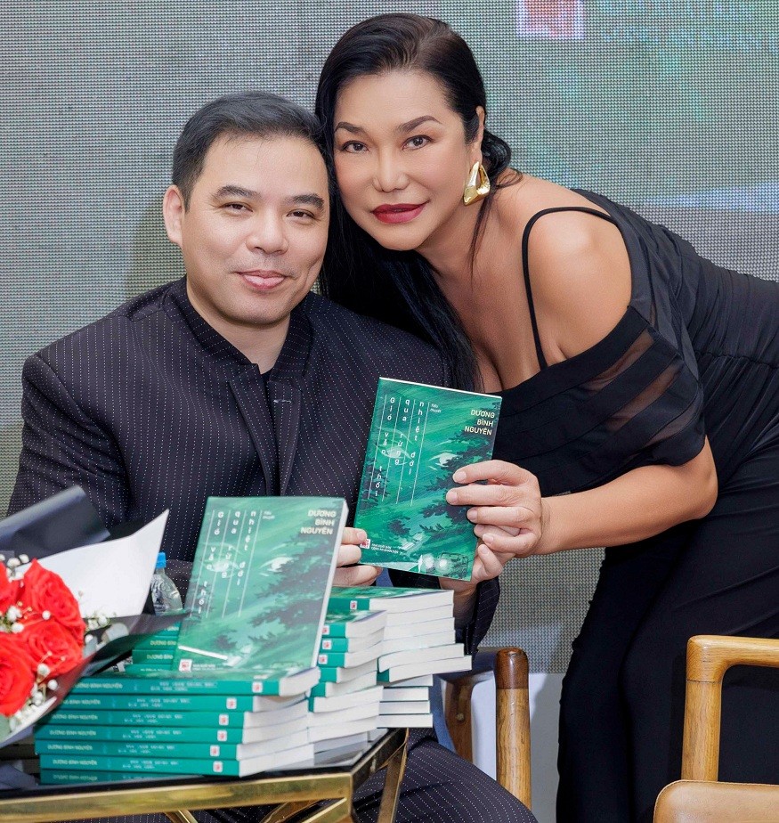 Tăng Thanh Hà bất ngờ xuất hiện tại sự kiện ra mắt tiểu thuyết mới của nhà văn Dương Bình Nguyên