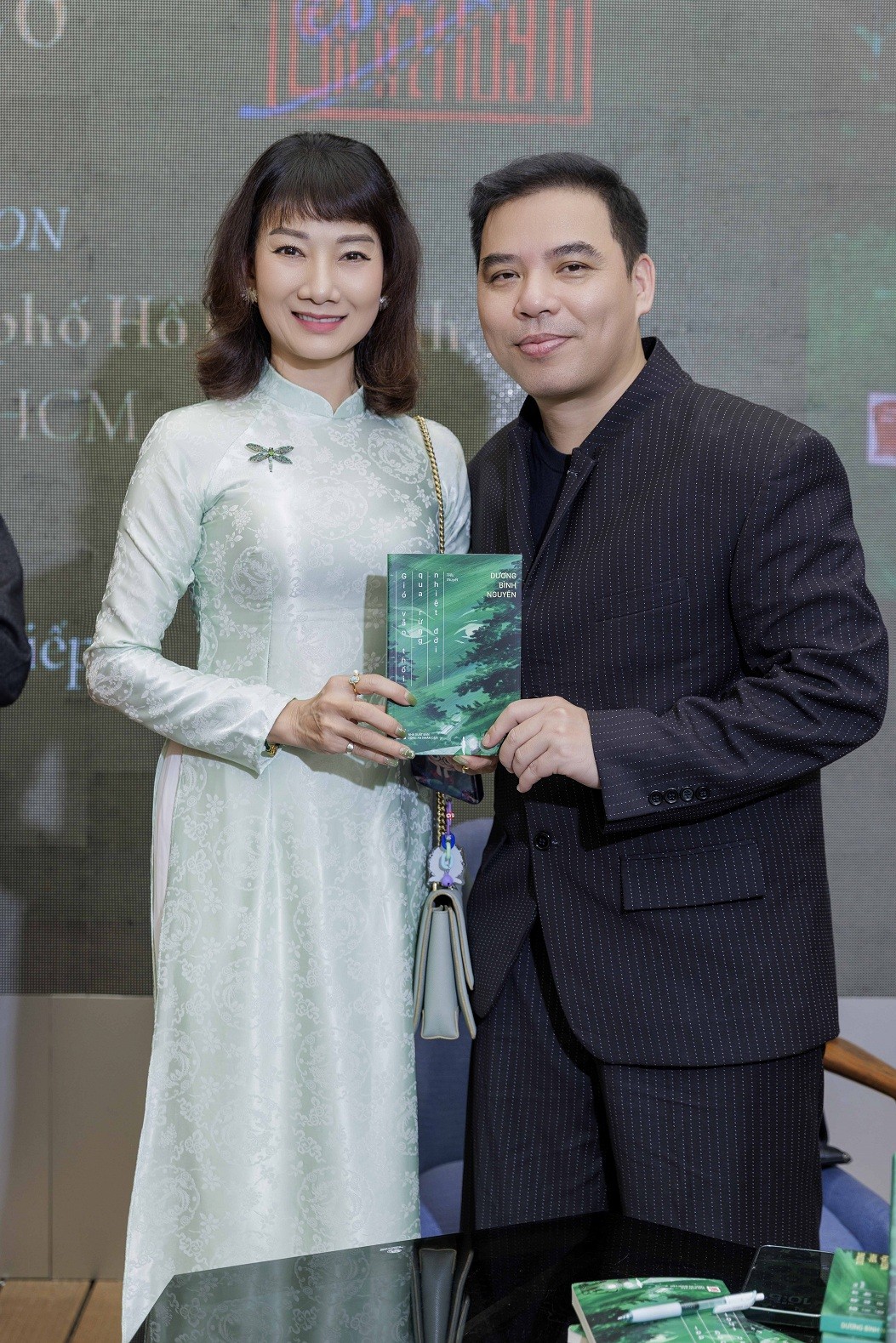 Tăng Thanh Hà bất ngờ xuất hiện tại sự kiện ra mắt tiểu thuyết mới của nhà văn Dương Bình Nguyên