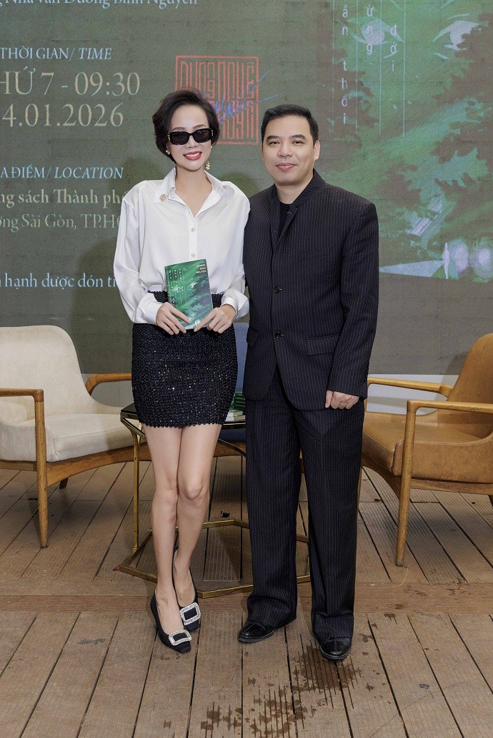Tăng Thanh Hà bất ngờ xuất hiện tại sự kiện ra mắt tiểu thuyết mới của nhà văn Dương Bình Nguyên