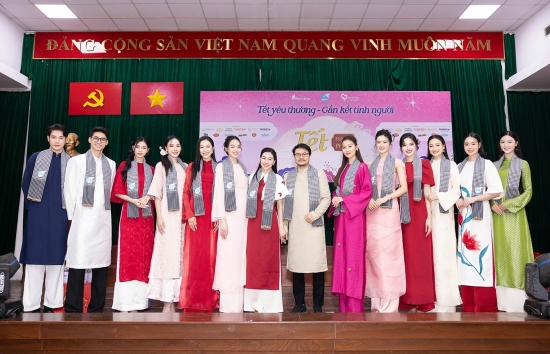 'Tết hạnh phúc' mùa 4: Dàn Hoa hậu trao 1.200 phần quà, phát vé xe miễn phí đưa người nghèo về quê đón Tết