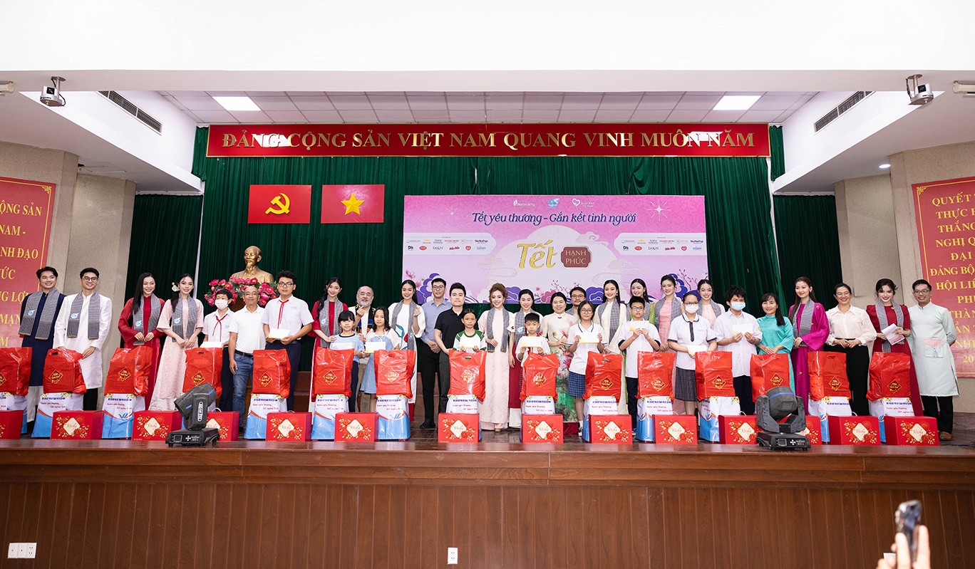 'Tết hạnh phúc' mùa 4: Dàn Hoa hậu trao 1.200 phần quà, phát vé xe miễn phí đưa người nghèo về quê đón Tết