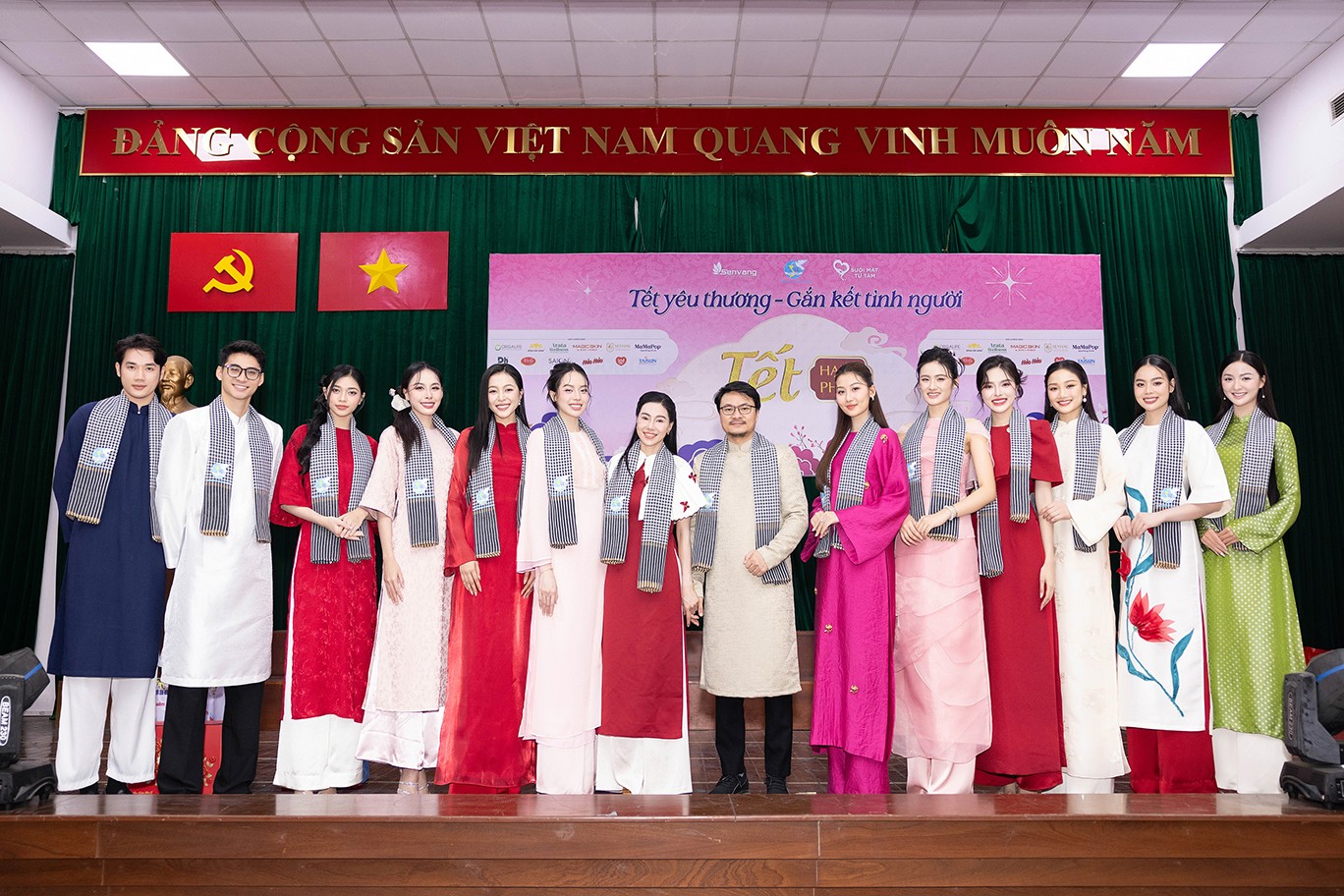 'Tết hạnh phúc' mùa 4: Dàn Hoa hậu trao 1.200 phần quà, phát vé xe miễn phí đưa người nghèo về quê đón Tết